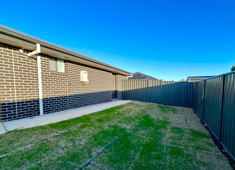 Photo - 2/105 Evesham Circuit, Tamworth NSW 2340 - Image 1
