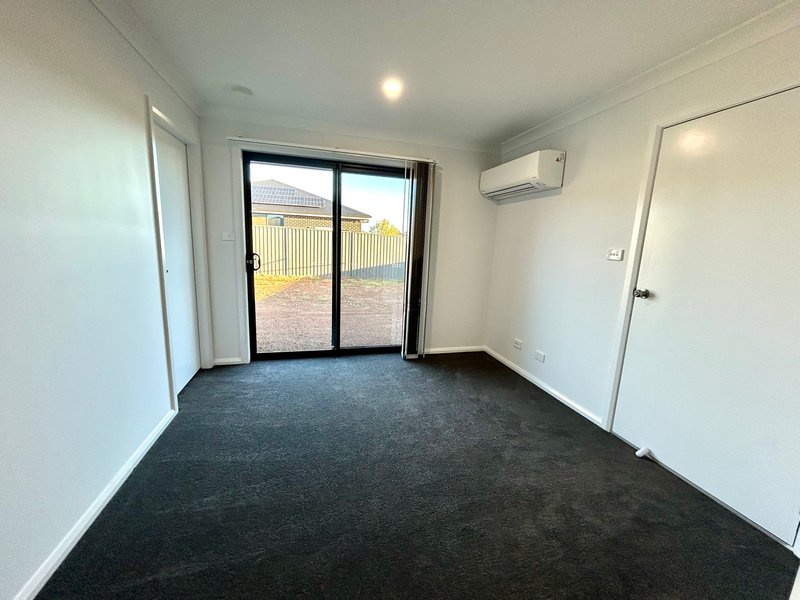Photo - 2/105 Evesham Circuit, Tamworth NSW 2340 - Image 3