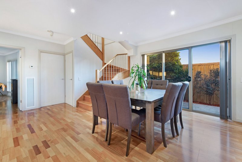 Photo - 2/107 Windella Crescent, Glen Waverley VIC 3150 - Image 5