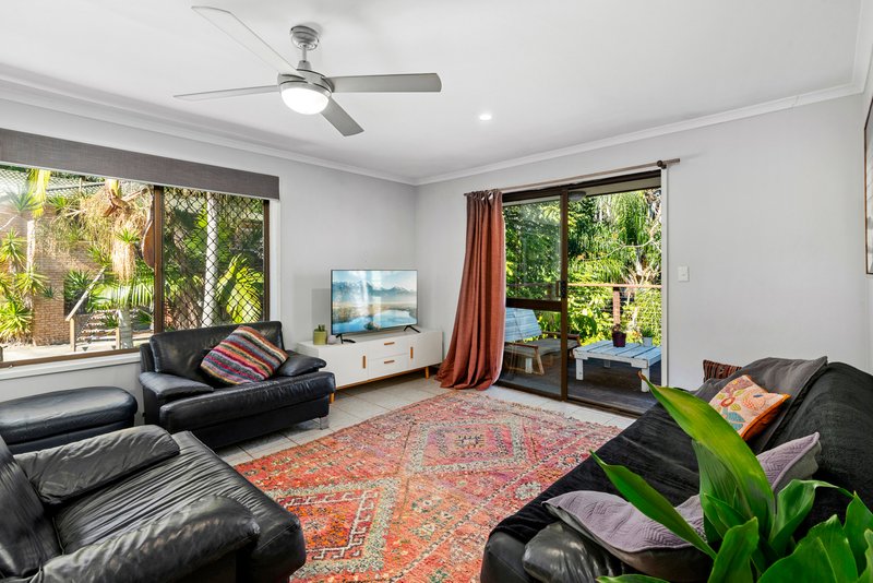 Photo - 2/11-13 Daisy Street, Elanora QLD 4221 - Image 2