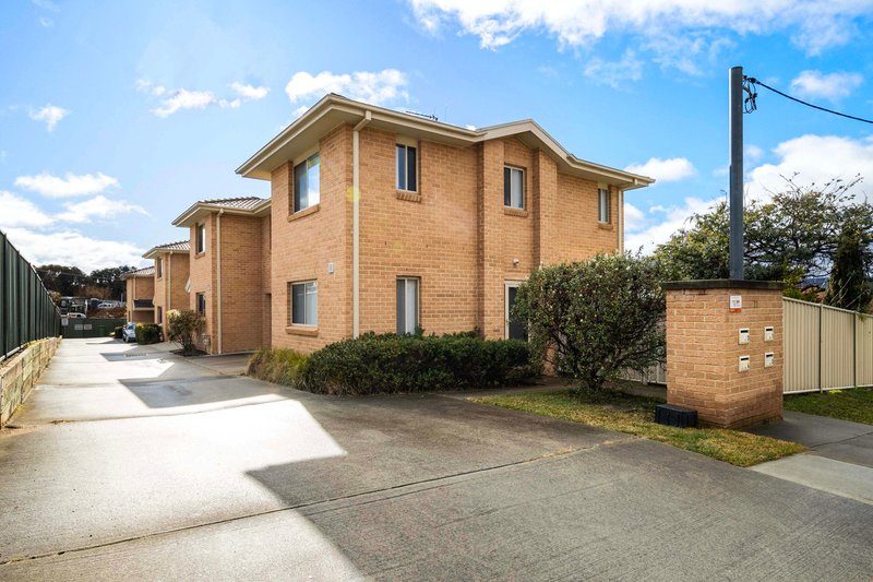 Photo - 2/11 Adams Street, Queanbeyan West NSW 2620 - Image 2