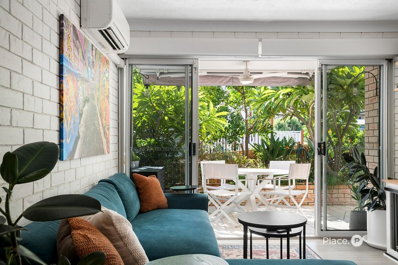 Photo - 2/11 Baragoola Street, Coorparoo QLD 4151 - Image 1