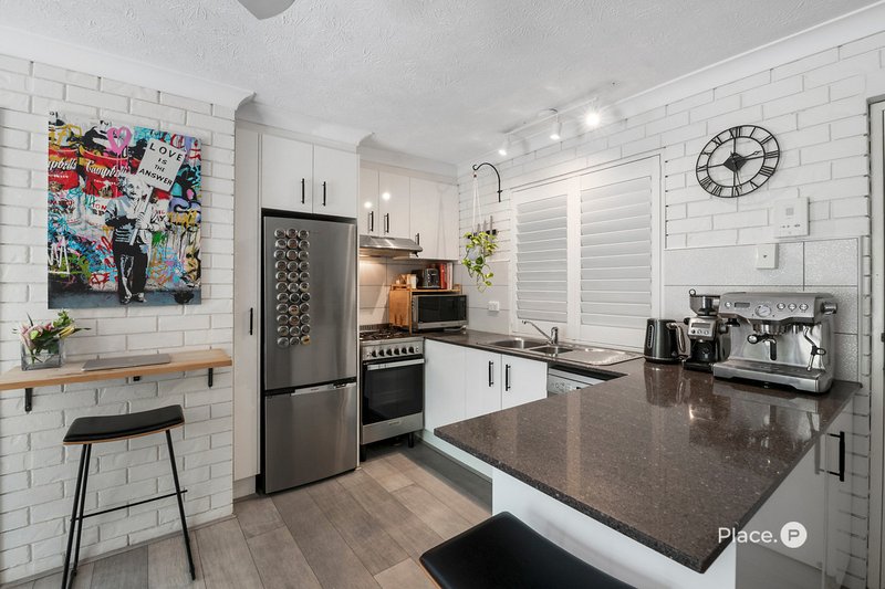 Photo - 2/11 Baragoola Street, Coorparoo QLD 4151 - Image 5