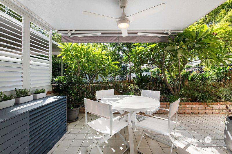 Photo - 2/11 Baragoola Street, Coorparoo QLD 4151 - Image 11