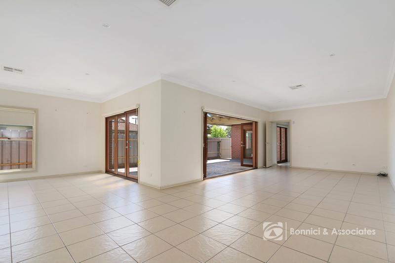 Photo - 2/11 Batt Avenue, Wodonga VIC 3690 - Image 2