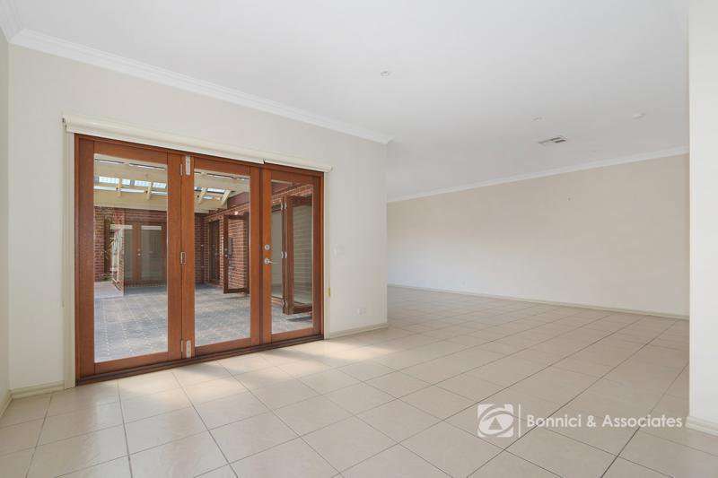 Photo - 2/11 Batt Avenue, Wodonga VIC 3690 - Image 3