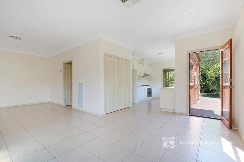 Photo - 2/11 Batt Avenue, Wodonga VIC 3690 - Image 4