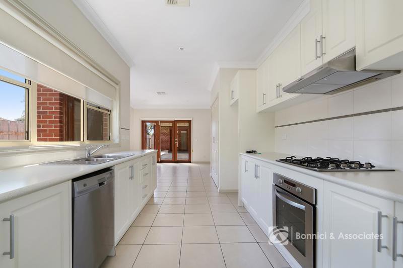 Photo - 2/11 Batt Avenue, Wodonga VIC 3690 - Image 5