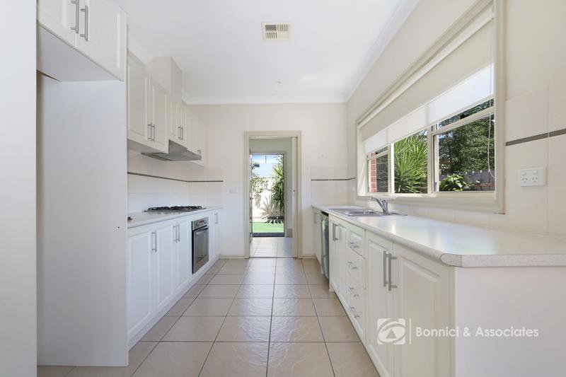 Photo - 2/11 Batt Avenue, Wodonga VIC 3690 - Image 6