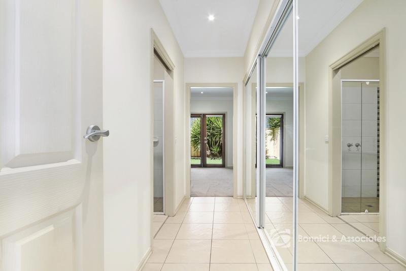 Photo - 2/11 Batt Avenue, Wodonga VIC 3690 - Image 7