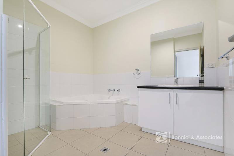 Photo - 2/11 Batt Avenue, Wodonga VIC 3690 - Image 12