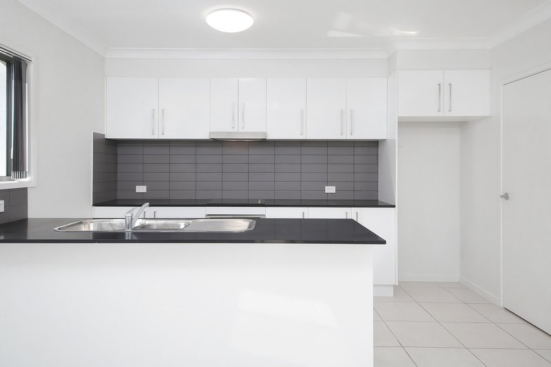 Photo - 2/11 Clausen Street, Mount Gravatt East QLD 4122 - Image 2