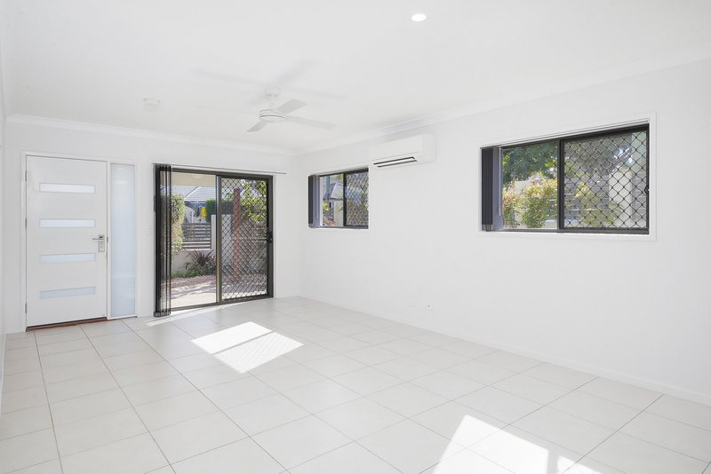 Photo - 2/11 Clausen Street, Mount Gravatt East QLD 4122 - Image 4