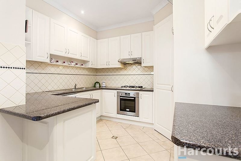 Photo - 2/11 Kinnoull Grove, Glen Waverley VIC 3150 - Image 3