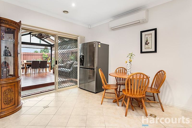 Photo - 2/11 Kinnoull Grove, Glen Waverley VIC 3150 - Image 4