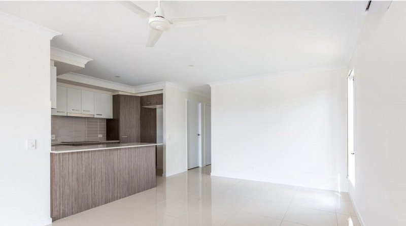 Photo - 2/11 Mcinnes Crescent, Glenvale QLD 4350 - Image 2