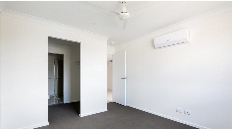 Photo - 2/11 Mcinnes Crescent, Glenvale QLD 4350 - Image 4