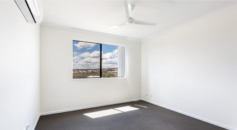 Photo - 2/11 Mcinnes Crescent, Glenvale QLD 4350 - Image 6