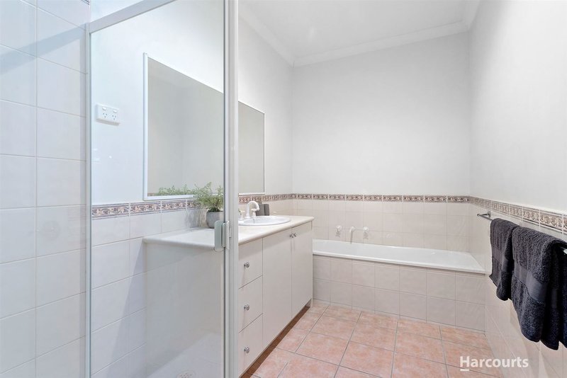 Photo - 2/11 Montclair Avenue, Glen Waverley VIC 3150 - Image 5