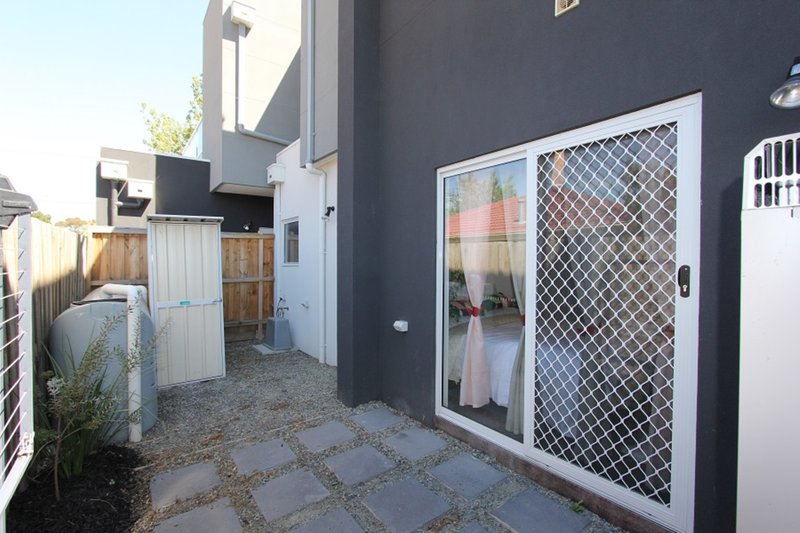 Photo - 2/11 Osborne Ave , Springvale VIC 3171 - Image 5