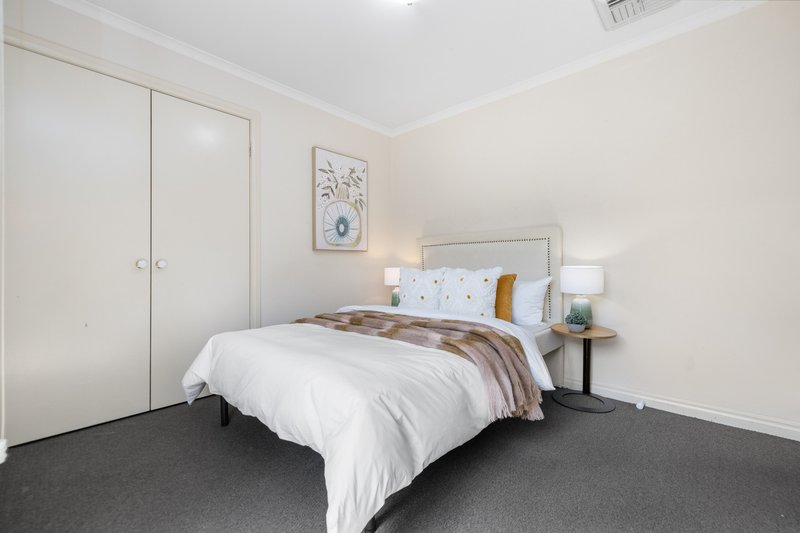 Photo - 2/11 Rolls Court, Glen Waverley VIC 3150 - Image 11