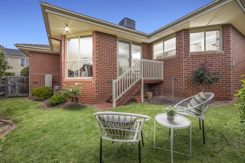 Photo - 2/11 Rolls Court, Glen Waverley VIC 3150 - Image 13