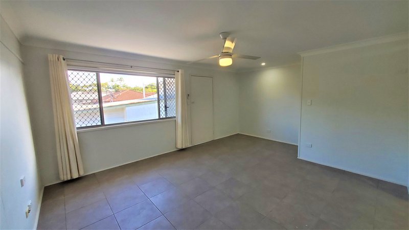 Photo - 2/11 Slater Avenue, Lawnton QLD 4501 - Image 4