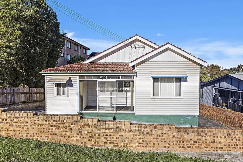 Photo - 2/11 Staff Street, Wollongong NSW 2500 - Image 1