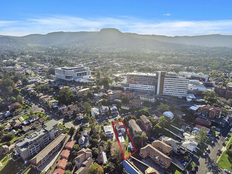 Photo - 2/11 Staff Street, Wollongong NSW 2500 - Image 2