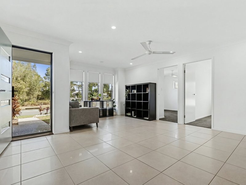 Photo - 2/110 Foxtail Crescent, Banksia Beach QLD 4507 - Image 10