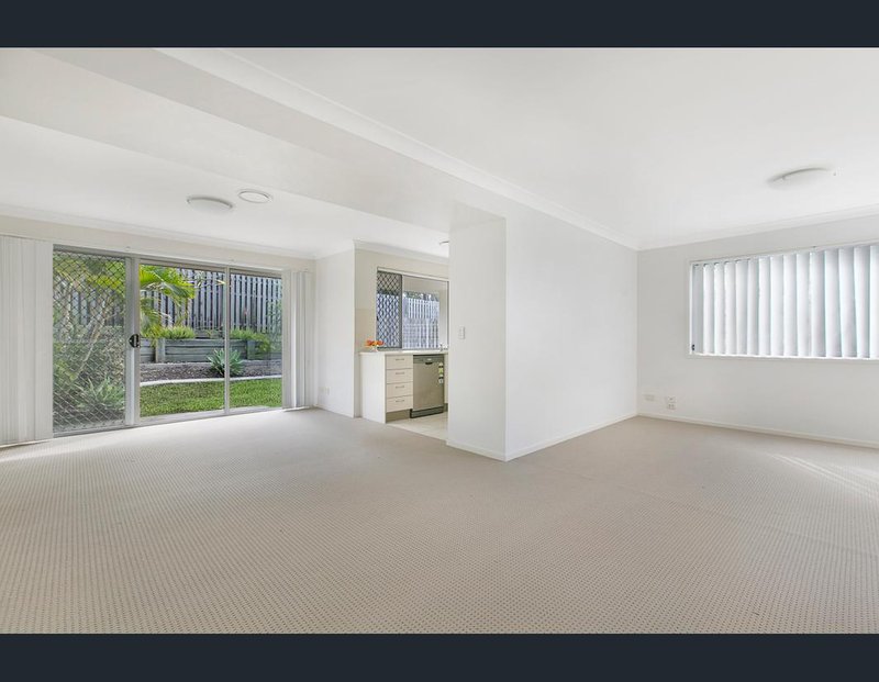 Photo - 2/110 Lexey Crescent, Wakerley QLD 4154 - Image 2