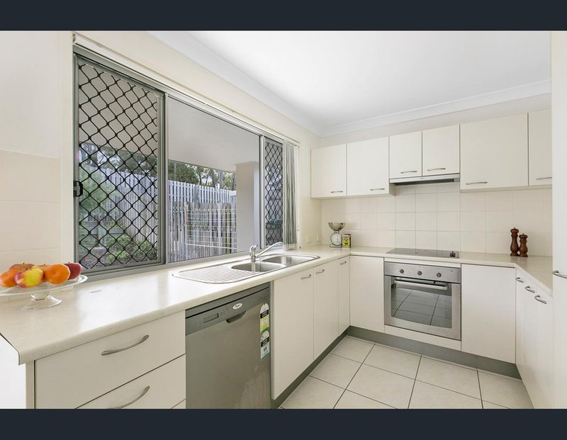 Photo - 2/110 Lexey Crescent, Wakerley QLD 4154 - Image 3