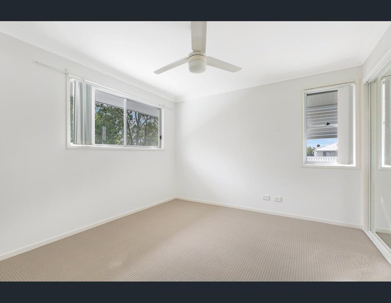 Photo - 2/110 Lexey Crescent, Wakerley QLD 4154 - Image 4