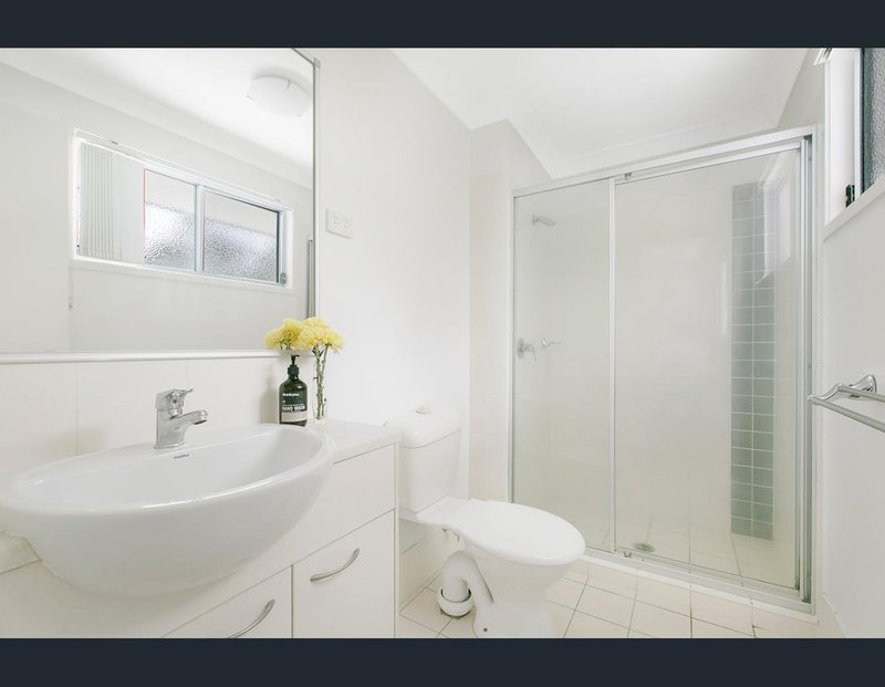 Photo - 2/110 Lexey Crescent, Wakerley QLD 4154 - Image 5