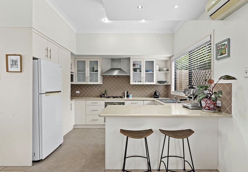 Photo - 2/110 Waverley Street, Annerley QLD 4103 - Image 7