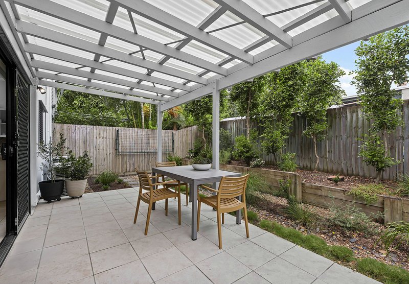 Photo - 2/110 Waverley Street, Annerley QLD 4103 - Image 9