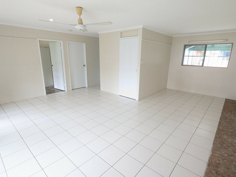 Photo - 2/113 Jensen Street, Whitfield QLD 4870 - Image 7
