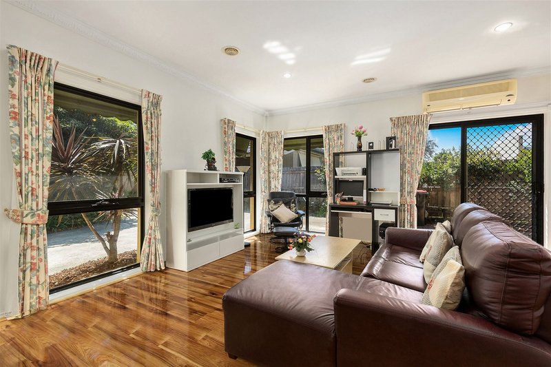 Photo - 2/114 Blackburn Road, Glen Waverley VIC 3150 - Image 3