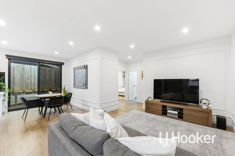 Photo - 2/117 Oaktree Drive, Hampton Park VIC 3976 - Image 2