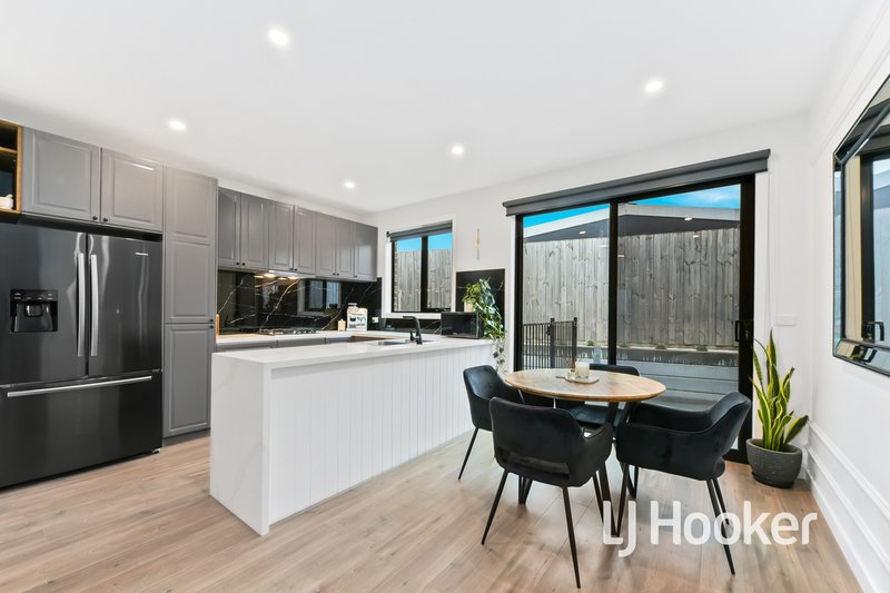 Photo - 2/117 Oaktree Drive, Hampton Park VIC 3976 - Image 7