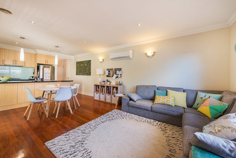 Photo - 2/12 Caleb Street, Bentleigh East VIC 3165 - Image 4