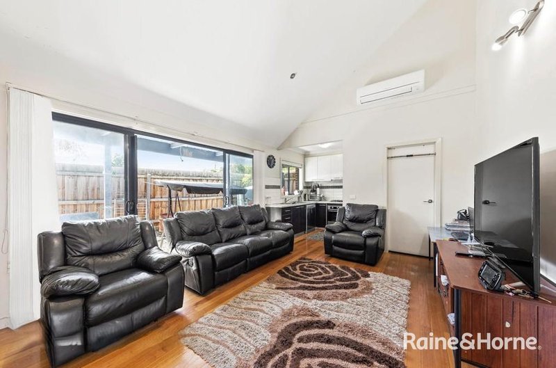 Photo - 2/12 Emily Street, St Albans VIC 3021 - Image 4