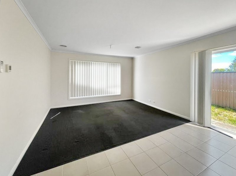 Photo - 2/12 Forest Road North, Lara VIC 3212 - Image 4