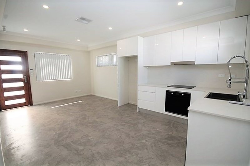 Photo - 2/12 Hill Rd , Lurnea NSW 2170 - Image 2