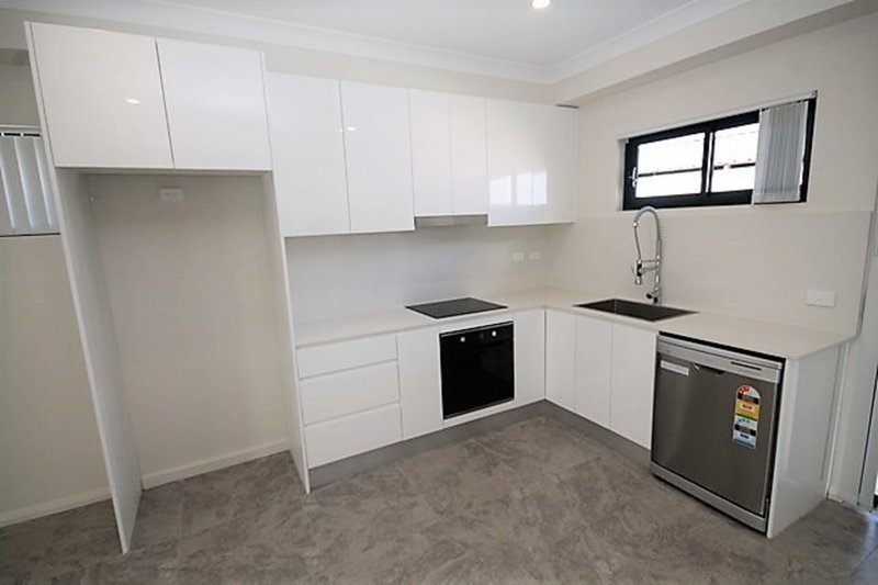 Photo - 2/12 Hill Rd , Lurnea NSW 2170 - Image 3