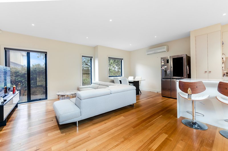 Photo - 2/12 La Frank Street, Burwood VIC 3125 - Image 2