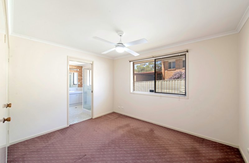 Photo - 2/12 Lazarus Crescent, Queanbeyan West NSW 2620 - Image 9