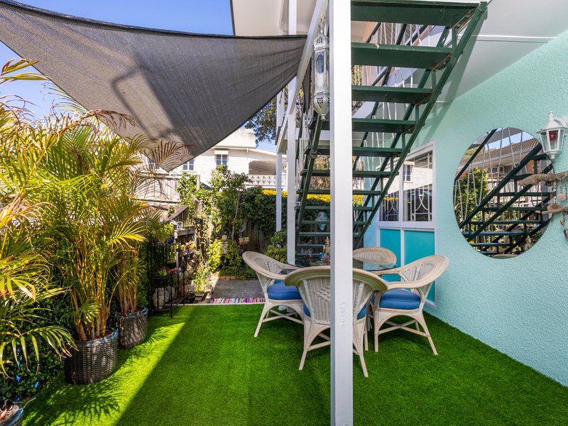 Photo - 2/12 Park Avenue, Burleigh Heads QLD 4220 - Image 9