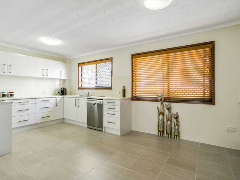 Photo - 2/12 Rosewood Avenue, Broadbeach QLD 4218 - Image 2