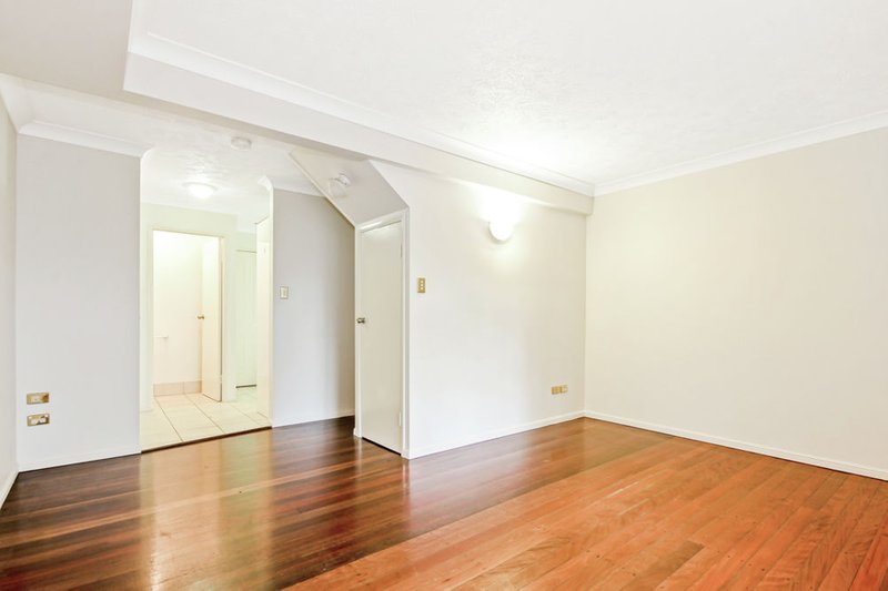 Photo - 2/12 Rosina Street, Kangaroo Point QLD 4169 - Image 2